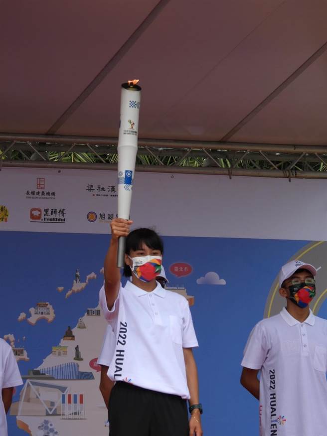 全国运动会圣火今抵达花莲县，由田径「跨栏女神」，同时也是今年东京奥运田径场上唯一的台湾女将谢喜恩担任火炬手接棒，她高举圣火，象徵自己将在各项赛事突破自我。（罗亦晽摄）