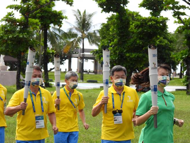 全国运动会圣火今抵达花莲县，由担任花莲站的故事火炬手、民俗体育踢毽小将叶哲妤（右1），率领新北市团队交棒给花莲县。（罗亦晽摄）