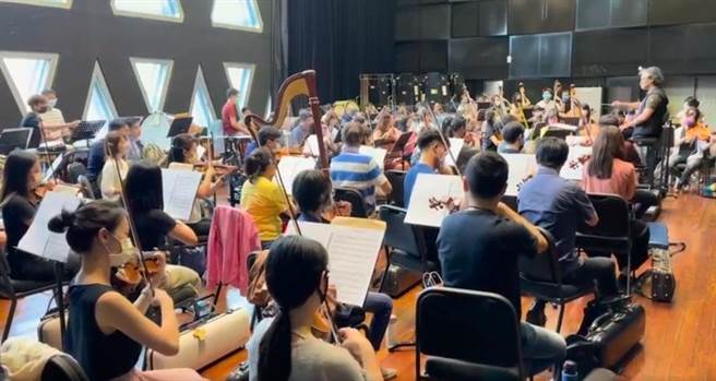 高雄巿副巿长史哲脸书曝光高雄巿交响乐团排练国庆焰火曲目〈刻在我心底的名字〉。（摘自史哲脸书）