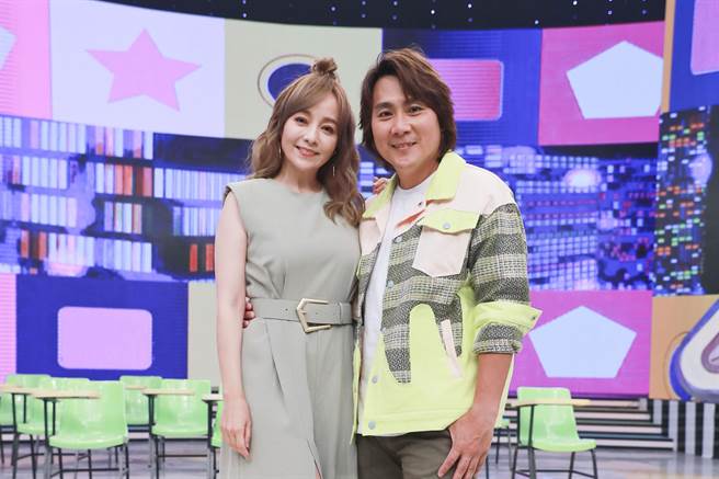 季芹与老公王仁甫在节目《明星许愿池》中晒恩爱。（民视提供）