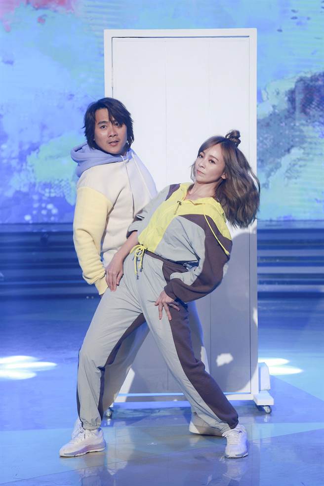 季芹与王仁甫夫妻一同唱跳演出。（民视提供）