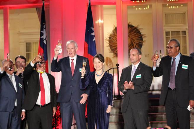 駐美代表蕭美琴大使與嘉賓舉杯慶賀雙十國慶。（駐美代表處提供）