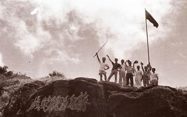 1970年日本外相愛知揆一就所謂尖閣群島發表一篇主權聲明後，國人認為我海彊不容侵犯。中國時報為介紹釣魚台列島真面目，特派記者團前往採訪，且於9月2日上午9時30分，在釣魚台列島升起了青天白日滿地紅國旗，並在國旗前方礁磐上書寫「蔣總統萬歲」５個大字。（姚琢奇攝）