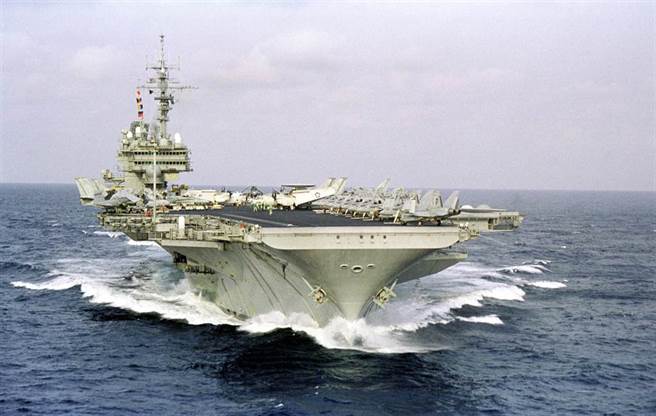 美国海军「小鹰」号航母完成波斯湾任务，1999年8月8日乘风破浪，准备返回日本横须贺港的画面。（美国海军）