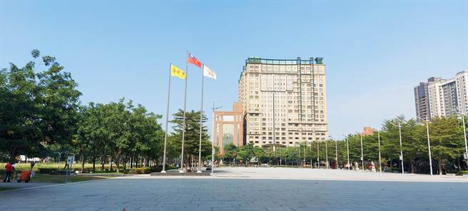 台中市政府今年升旗典礼配合防疫缩小规模，取消民眾入场观礼，避免人潮群聚改採线上直播。(台中市政府提供)