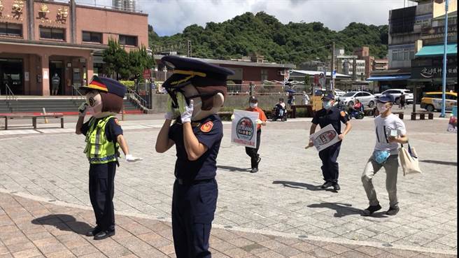 瑞芳分局搶搭「魷魚遊戲」熱潮，還原「123木頭人」劇情。（瑞芳分局提供）