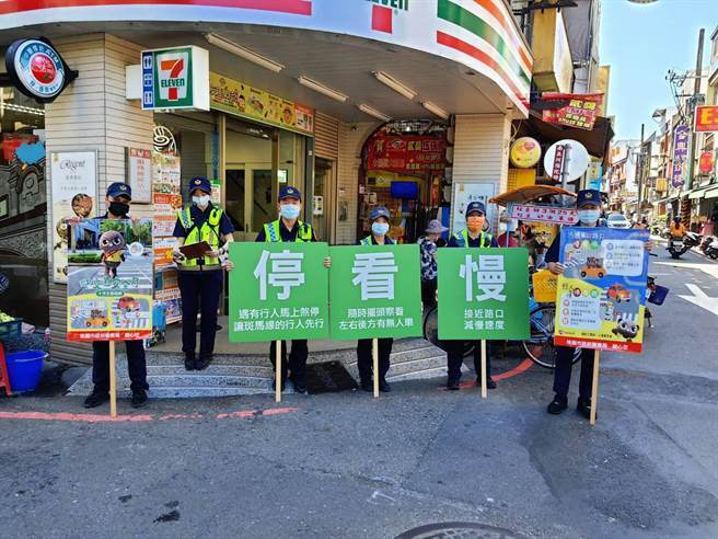 交通安全月開跑，大溪警上街宣導交通安全觀念。(警方提供／呂筱蟬桃園傳真)