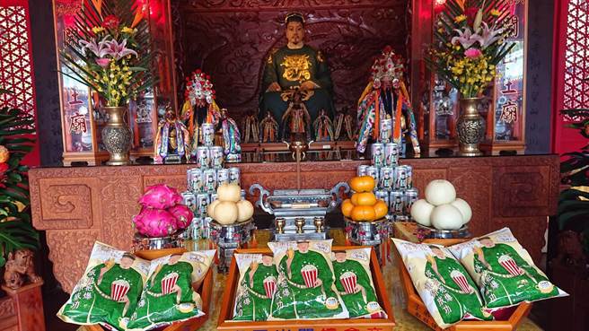 台南市推出鄭成功系列新文創商品「成功爆米花」，為慶祝建城400年暖身，台南市長黃偉哲（中）強力推薦。（程炳璋攝）