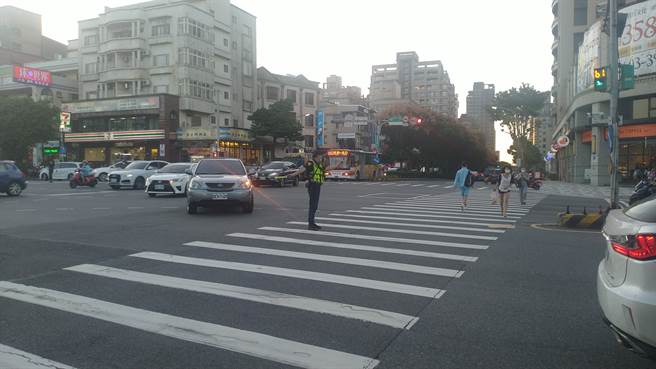 林口分局近期強化5大違規項目加強執法，呼籲駕駛人禮讓行人，行人也須守法，共同維護交通安全。(林口分提供)