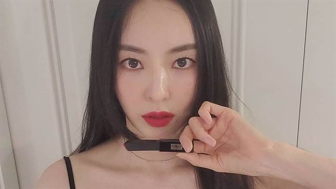 李多熙近日在IG上晒出工作结束后的侧拍照，火辣的身材意外成为焦点。（图／IG@dahee0315）