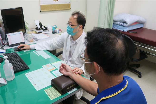 中医师张炜东表示，前者其实只要多活动补充睡眠就能改善，后者吃些补心肺气血的中药后，也能得到改善，建议民眾不用过度担心。(彰化医院提供／吴建辉彰化传真)