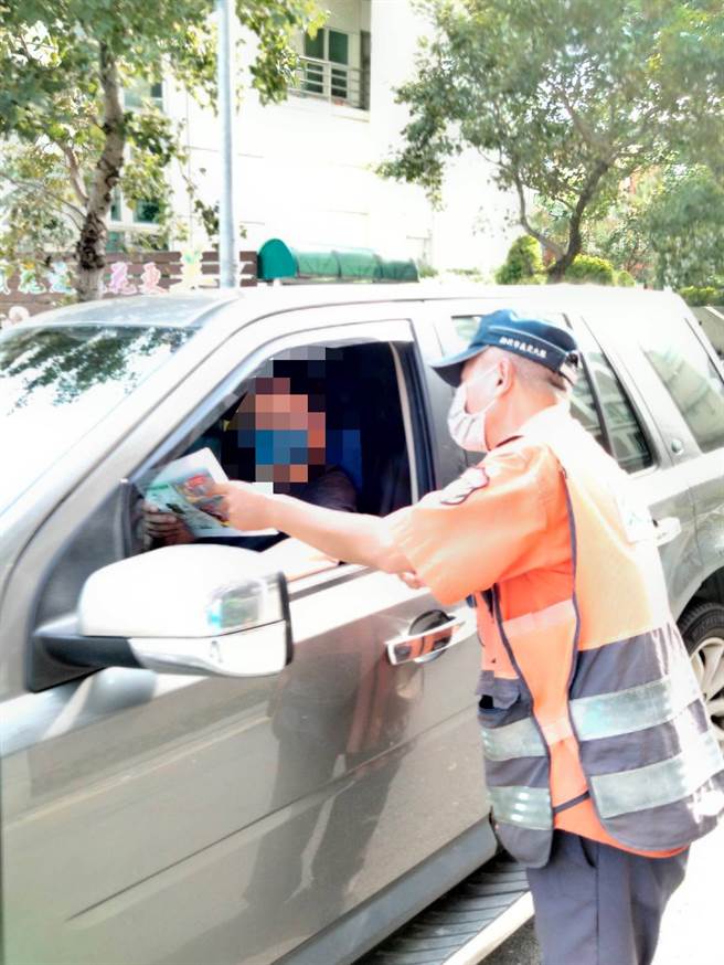 林口分局近期強化5大違規項目加強執法，呼籲駕駛人禮讓行人，行人也須守法，共同維護交通安全。(林口分提供)