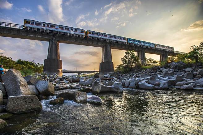 县府预估国庆连假新竹县风景游乐区，游客应可回升到以往8成，建议搭内湾小火车到内湾，可免塞车还能欣赏油罗溪风光。（罗浚滨摄）