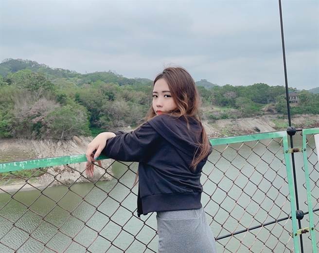 今年24岁的何昱欣，转职到永庆房屋担任经纪人，挑战高薪。(图/永庆房屋提供([疫情前拍摄])
