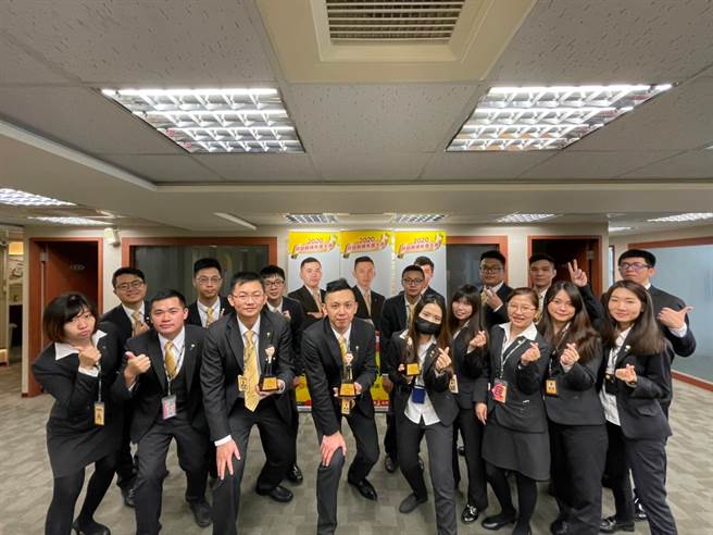 永庆房屋特有的一对一师徒制度，让房仲新鲜人可以快速且高效率的学习。(图/永庆房屋提供([疫情前拍摄])

