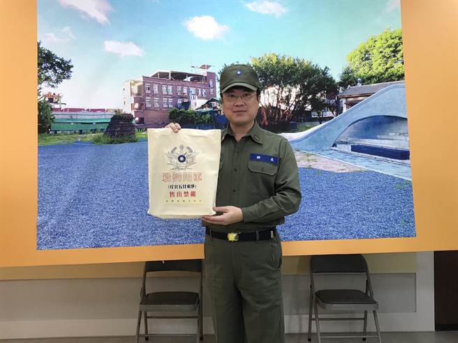 基隆市长林右昌穿上军服，参与「北北基桃眷村文化节串连线上直播开幕记者会」。（陈彩玲摄）