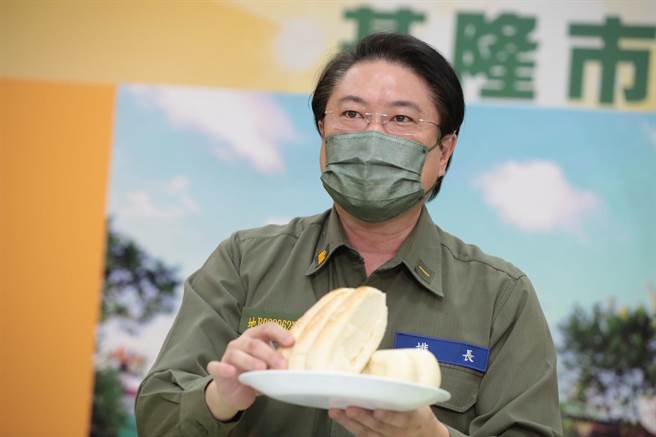 基隆市长林右昌介绍自己最喜欢的眷村菜「贴锅馒头」。（基隆市政府提供／陈彩玲基隆传真）