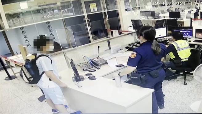 男學生因無法回家，鼓起勇氣到派出所求援。（翻攝照片／林郁平台北傳真）