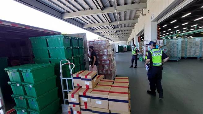 新庄警方押车护送五倍券。（新庄分局提供）