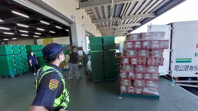 新庄警方押车护送五倍券。（新庄分局提供）