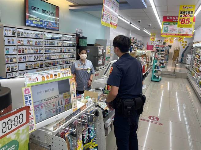 新庄警方护送五倍券运至各超商。（新庄分局提供）