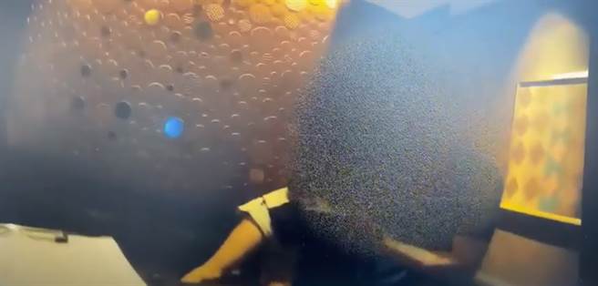 中正一警方7日表示，辖内歇业近5个月的中华钱柜，6日正式復业，不少民眾迫不及待前往欢唱，警方为提醒业者及消费者落实防疫措施，安排临检前往查看，在某包厢中发现1对男女，未带口罩还饮用自行带来的酒水。（影片截图）