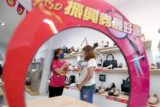本土鞋业品牌门市上路前夕早已备妥相关宣传标语、看板，希望能在疫情趋缓的当下衝刺买气。（黄世麒摄）
