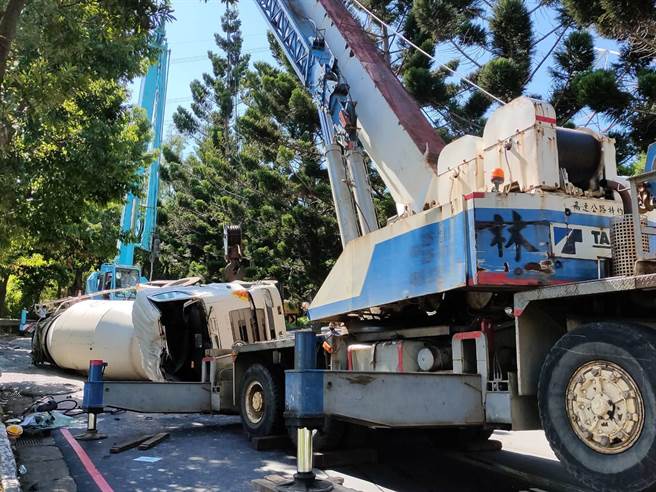 42岁洪姓男子7日中午驾车行经桃园市龟山区顶湖路长庚医院桃园分院旁时，疑似车速过快，擦撞护栏后翻覆。（翻摄照片）