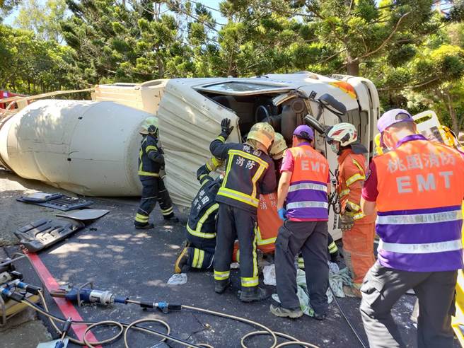 42岁洪姓男子7日中午驾车行经桃园市龟山区顶湖路长庚医院桃园分院旁时，疑似车速过快，擦撞护栏后翻覆。（翻摄照片）