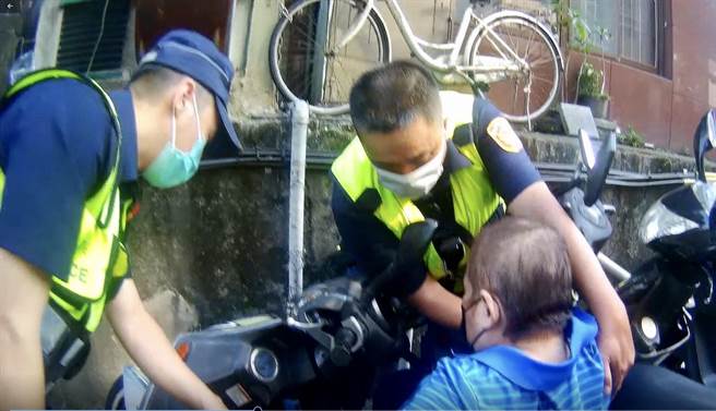 員警發現老翁倒在路邊，立刻上前協助並通知家屬到場。（翻攝照片／林郁平台北傳真）