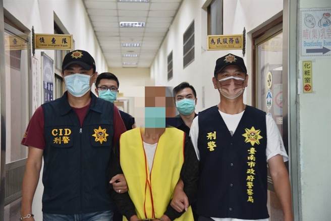 謝姓嫌犯恐嚇綠能廠商施作太陽能光電板，遭警方逮捕。（讀者提供／程炳璋台南傳真）