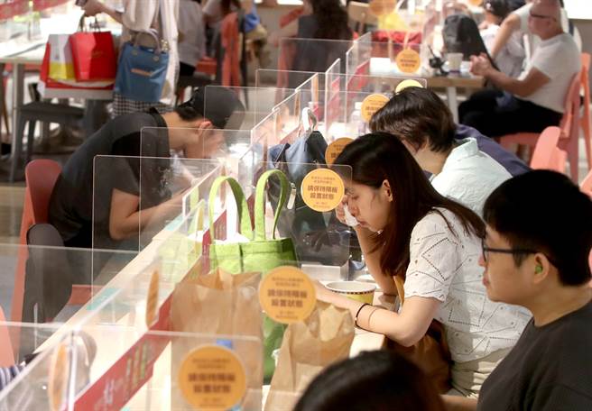 台灣目前已經連8天無本土個案，陳時中透露，降級不會只看單一指標，疫情的控制、疫苗施打率以及防疫規則的遵從度都會納入考量。（本報系資料照）