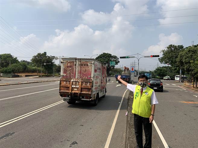 市议员杨典忠实地会勘，发现中兴路与向上路往国三沙鹿险象环生，权责单位应儘快分流，保障用路安全。（市议员杨典忠服务处提供）