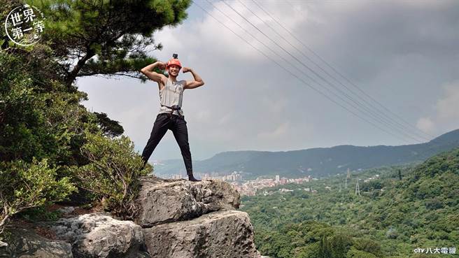 潘君侖挑戰大砲岩攀岩，一次攻頂。（八大提供）