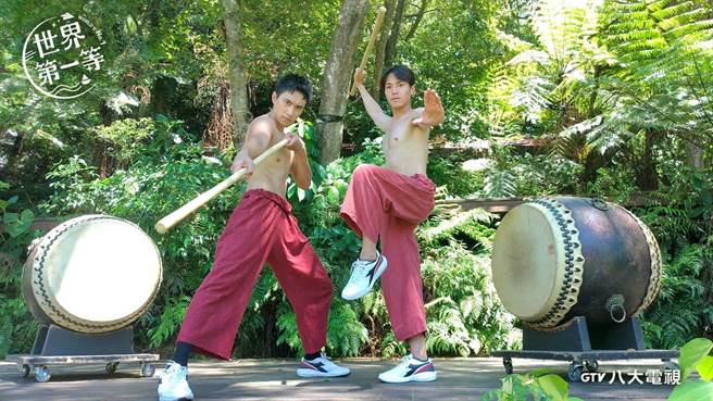唐振剛(右)、潘君侖與「優人神鼓」學習長棍擊鼓。（八大提供）
