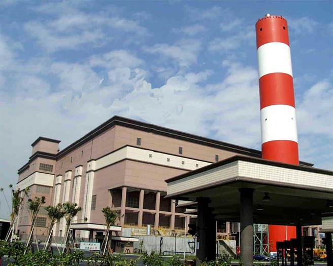 高市議會7日進行警消衛環部門業務質詢，議員郭建盟及陳麗娜均對南區焚化爐BOT案提出質疑。（高市府環保局提供／洪浩軒高雄傳真）