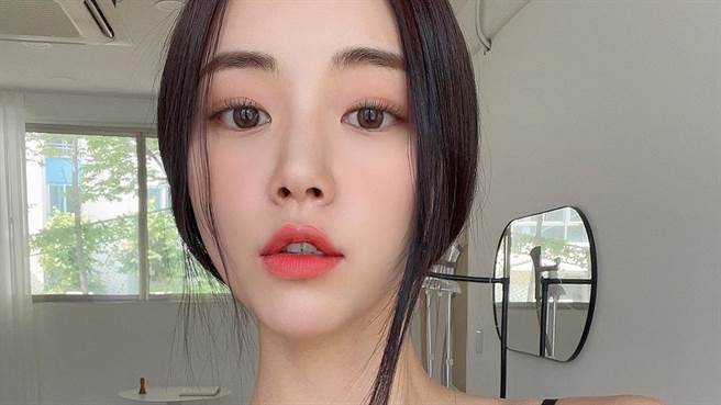 网拍女神Moon近日在IG上率先公开万圣节穿搭，火辣身材吸引目光。（图／IG@vivamoon）