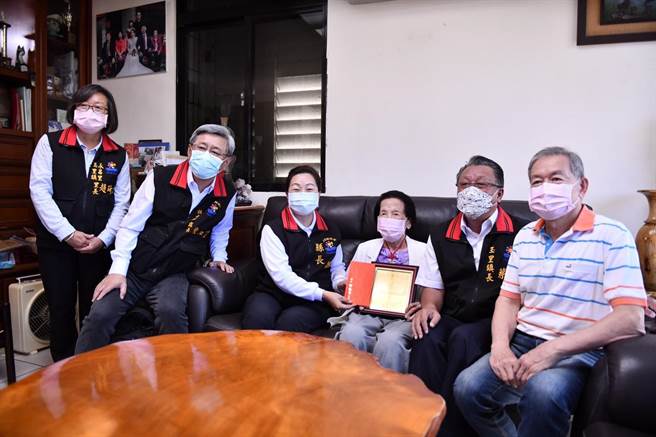 花蓮縣長徐榛蔚，拜訪玉里鎮百歲人瑞陳傅英妹，致贈重陽節禮金。（右3）。（花蓮縣府提供／王志偉花蓮傳真）