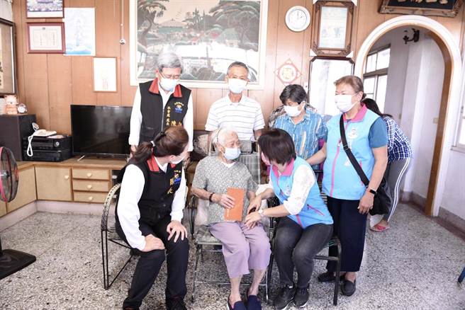 花蓮縣長徐榛蔚（前排左）與地方各界，一同親訪吉安鄉98歲長輩胡惜，致贈重陽禮金。（花蓮縣府提供／王志偉花蓮傳真）