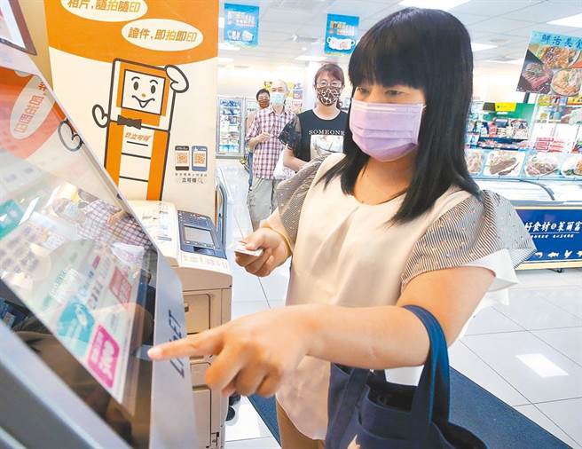 图为民眾排队到超商预约五倍券。（本报资料照片）