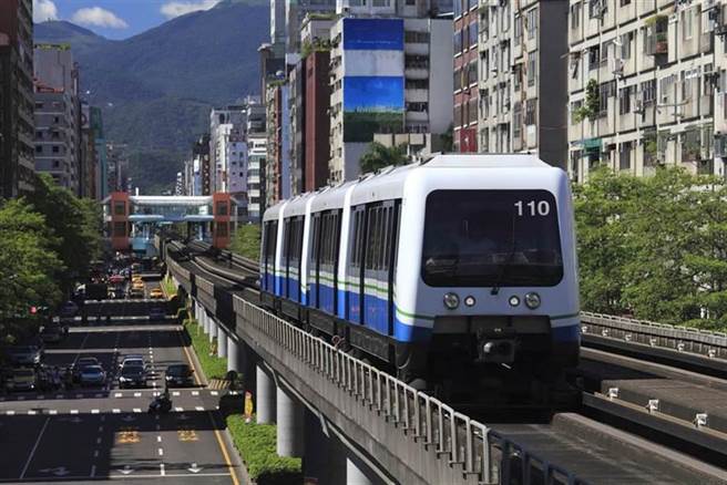 上班族的通勤方式有很多种，各有优缺点，如果通勤时间搭车比骑车多10分钟的情况下，多数网友认为搭车更好。(资料照)