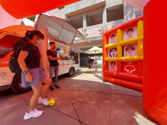 劳动力发展署中彰投分署与中彰投地区大专校院合作，「梦想载卡多」就业服务巡迴车驶入校园，帮助青年学生实现梦想，找到速配工作，在职场发挥所长。（劳动力发展署中彰投分署／卢金足台中传真）