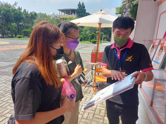 透过就业服务巡迴车资源连结，最新就业资源带入校园，在校青年能就近获取相关就业服务资讯，（劳动力发展署中彰投分署／卢金足台中传真）