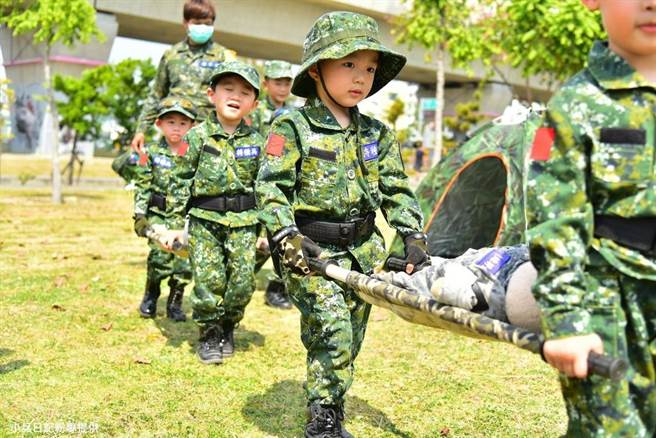 金門小兵遊戰地體驗營團費現折2000元，軍事訓練體驗與趣味DIY可為孩子留下難忘回憶。（長汎假期提供／陳祐誠傳真）