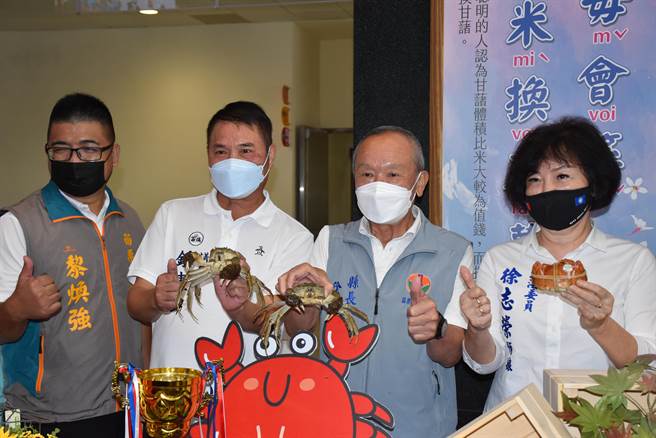 苗栗縣長徐耀昌及縣議長鍾東錦7日上午大力推銷苗栗大閘蟹。（謝明俊攝）