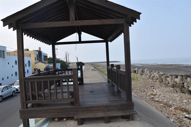 苗栗县政府推出慢鱼1日轻旅行，通霄镇新埔海边美丽海堤，可让人欣赏美丽落日。（谢明俊摄）