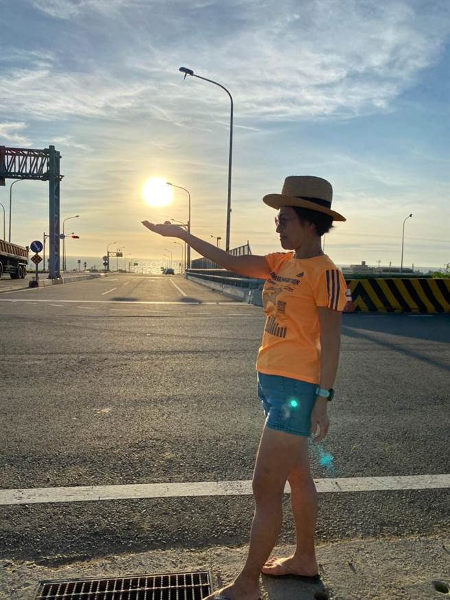 苗栗县政府推销慢鱼1日轻旅行，通霄镇新埔最美落日大道，吸引许多游客前来捕捉悬日美景。（谢明俊摄）