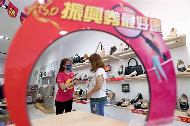 A.S.O 阿瘦「优惠5好康」振兴加码活动，抢攻振兴五倍券商机。（黄世麒摄）