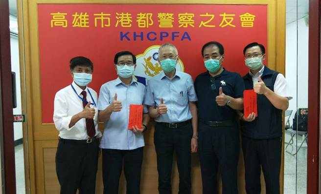高雄市港都警察之友会副理事长薛良田、秘书长苏正国等代表理事长，亲赴市警局捐赠10万元让各单位成立行动补给站，感谢维护2021国庆焰火活动维持交通及治安警、民力的辛劳。(高雄市警局提供)