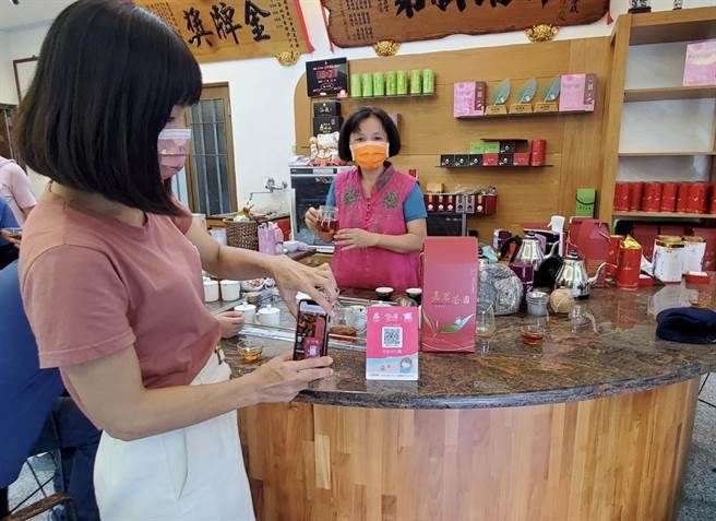 看好5倍券消費效應，縣廚推出消費住宿抽大獎，同時推出「Q幣」付費模式，促進在地消費。（花蓮縣府提供／王志偉花蓮傳真）